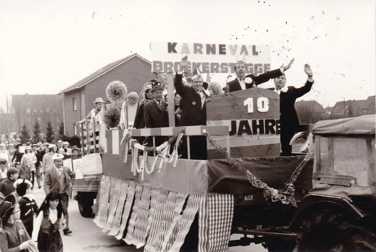 Schwarzweiß-Foto: Wagen Karneval Brökerstegge mit Schild 10 Jahre